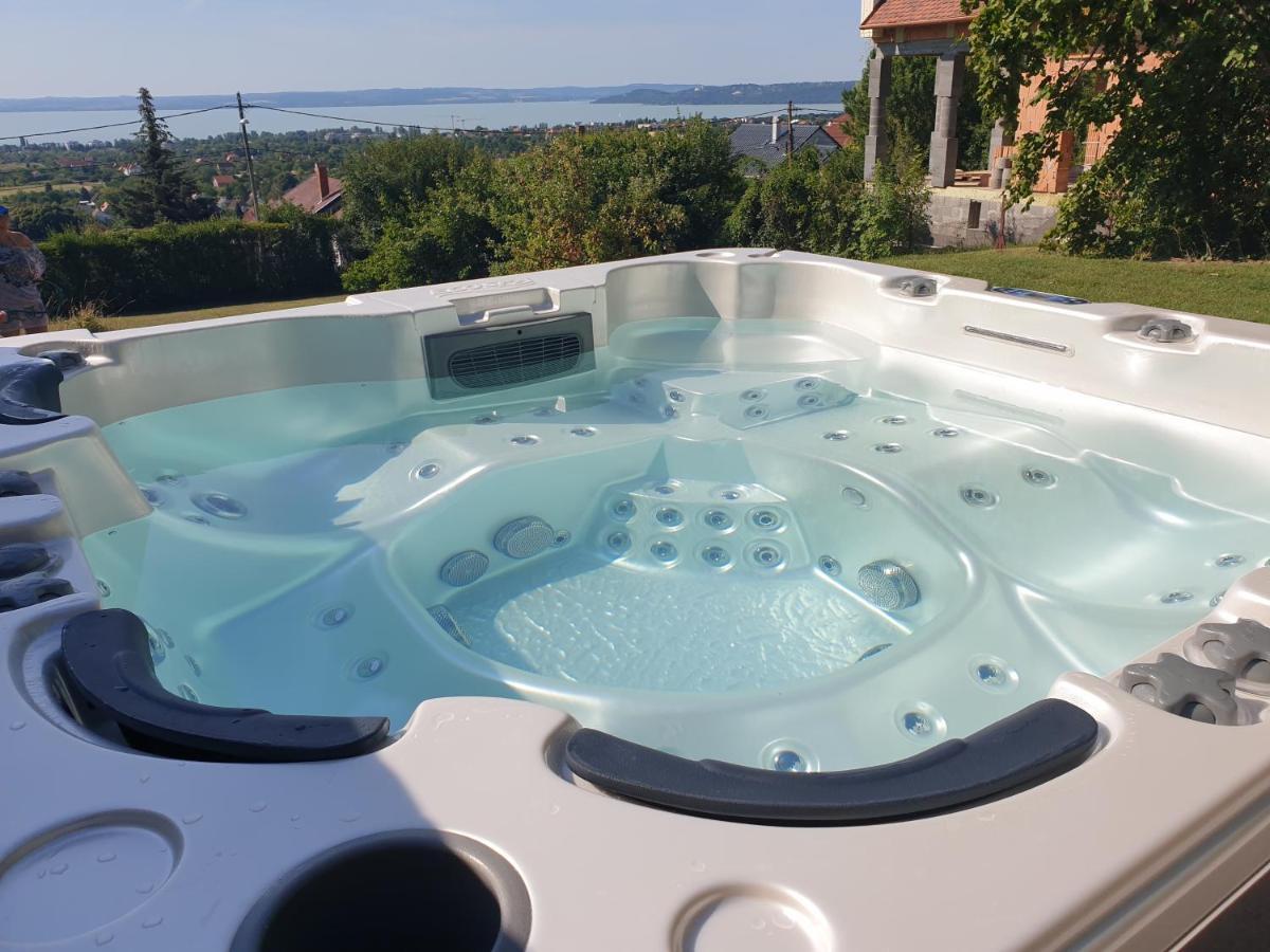 Lakeview Apartments Balatonfuered Buitenkant foto