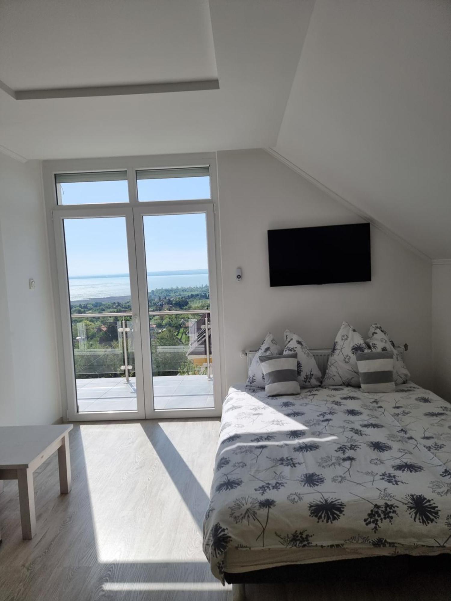 Lakeview Apartments Balatonfuered Buitenkant foto